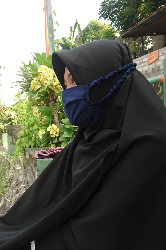 Gambar Masker Hijab Kain Toyobo Biru Dongker 2
